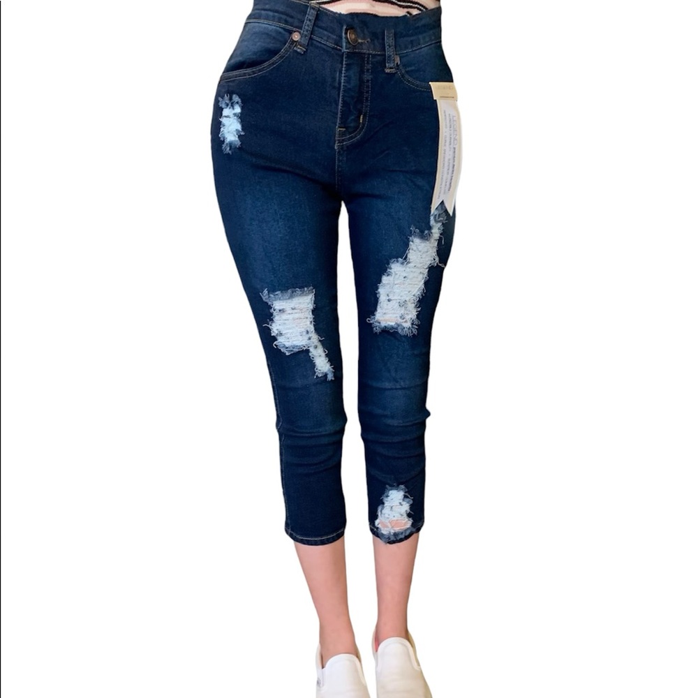NWT Legend of London Distressed Capris Size 13